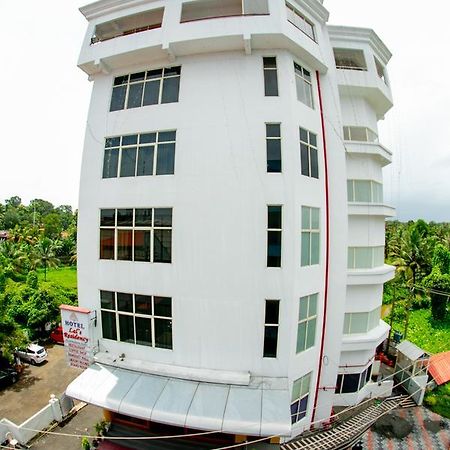 Lals Residency Hotel Adur Ngoại thất bức ảnh