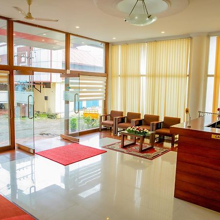 Lals Residency Hotel Adur Ngoại thất bức ảnh