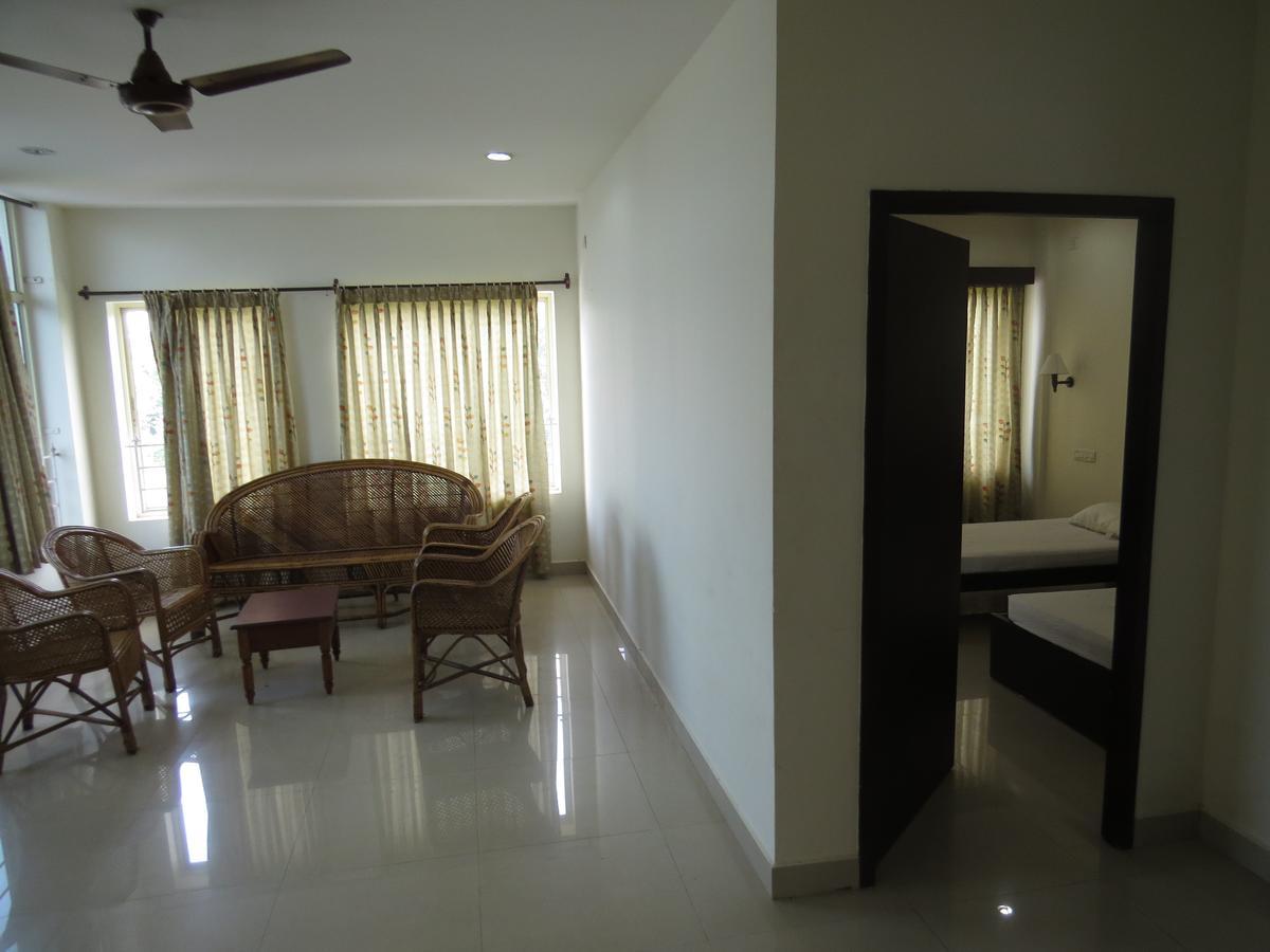 Lals Residency Hotel Adur Ngoại thất bức ảnh