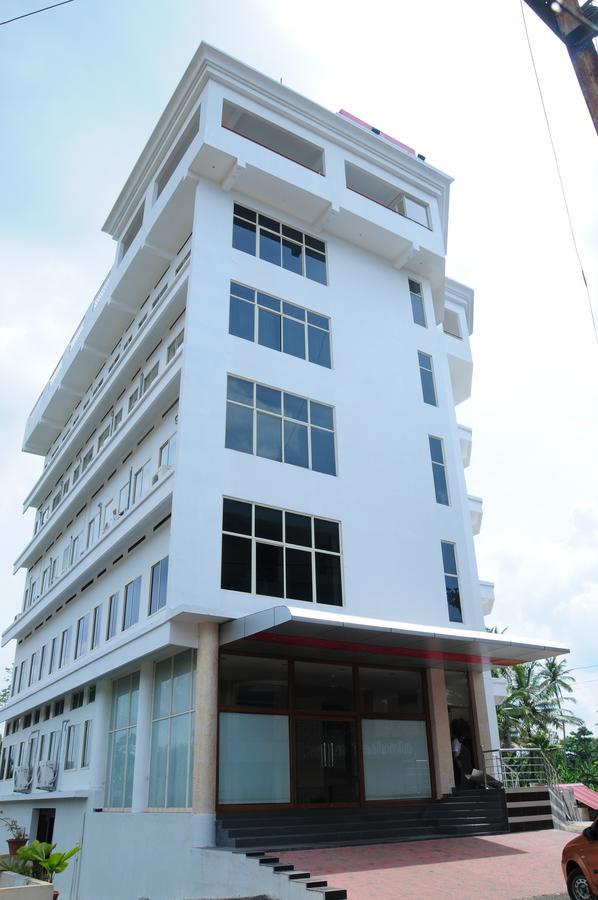 Lals Residency Hotel Adur Ngoại thất bức ảnh