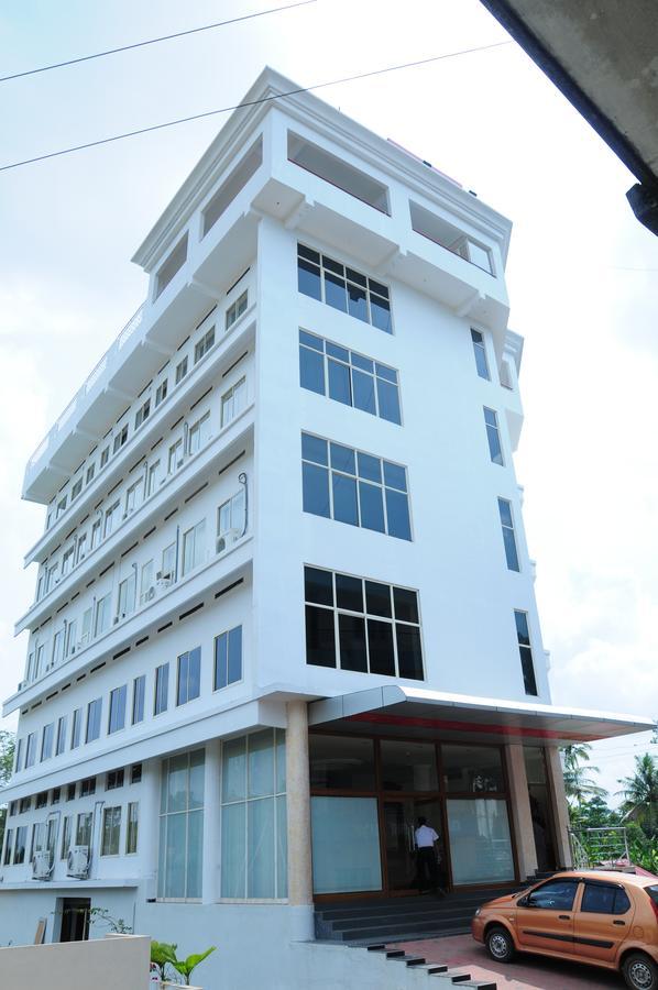 Lals Residency Hotel Adur Ngoại thất bức ảnh