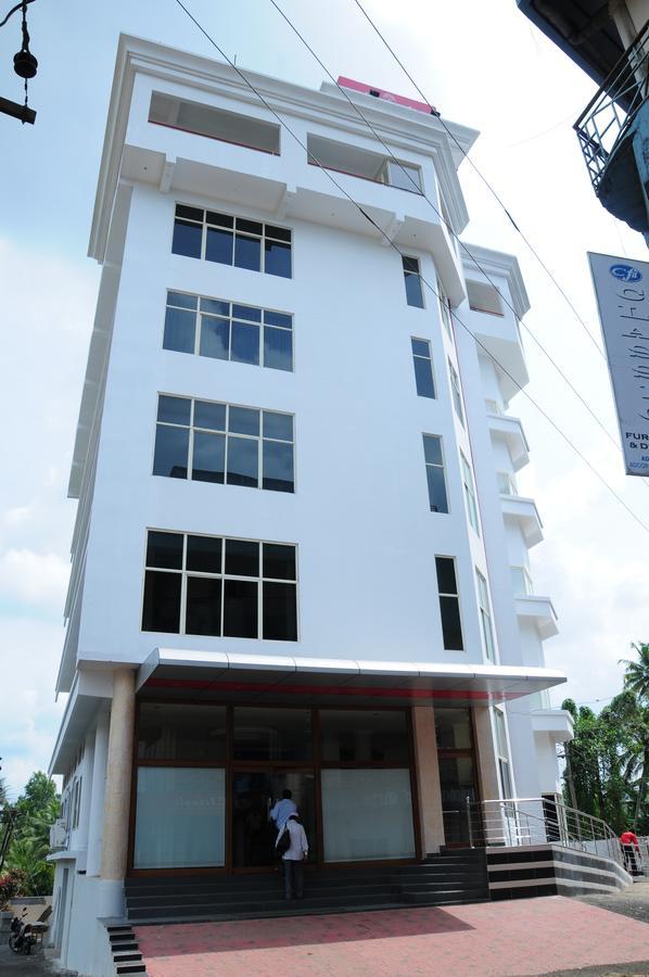 Lals Residency Hotel Adur Ngoại thất bức ảnh