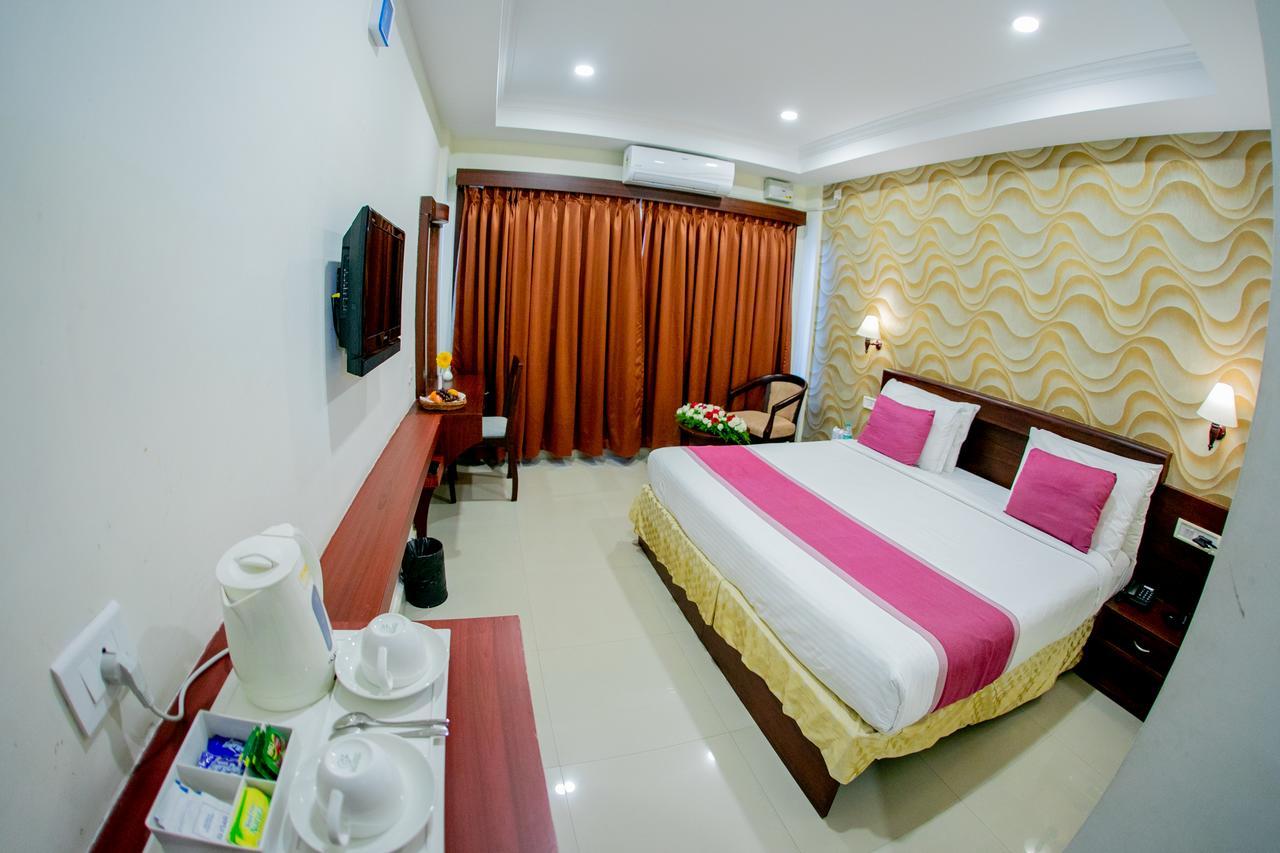 Lals Residency Hotel Adur Ngoại thất bức ảnh