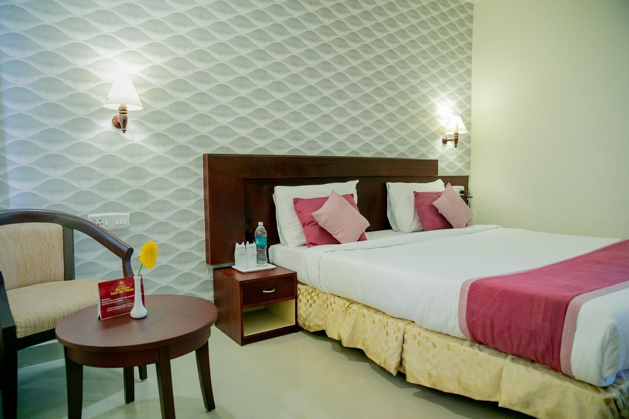 Lals Residency Hotel Adur Ngoại thất bức ảnh