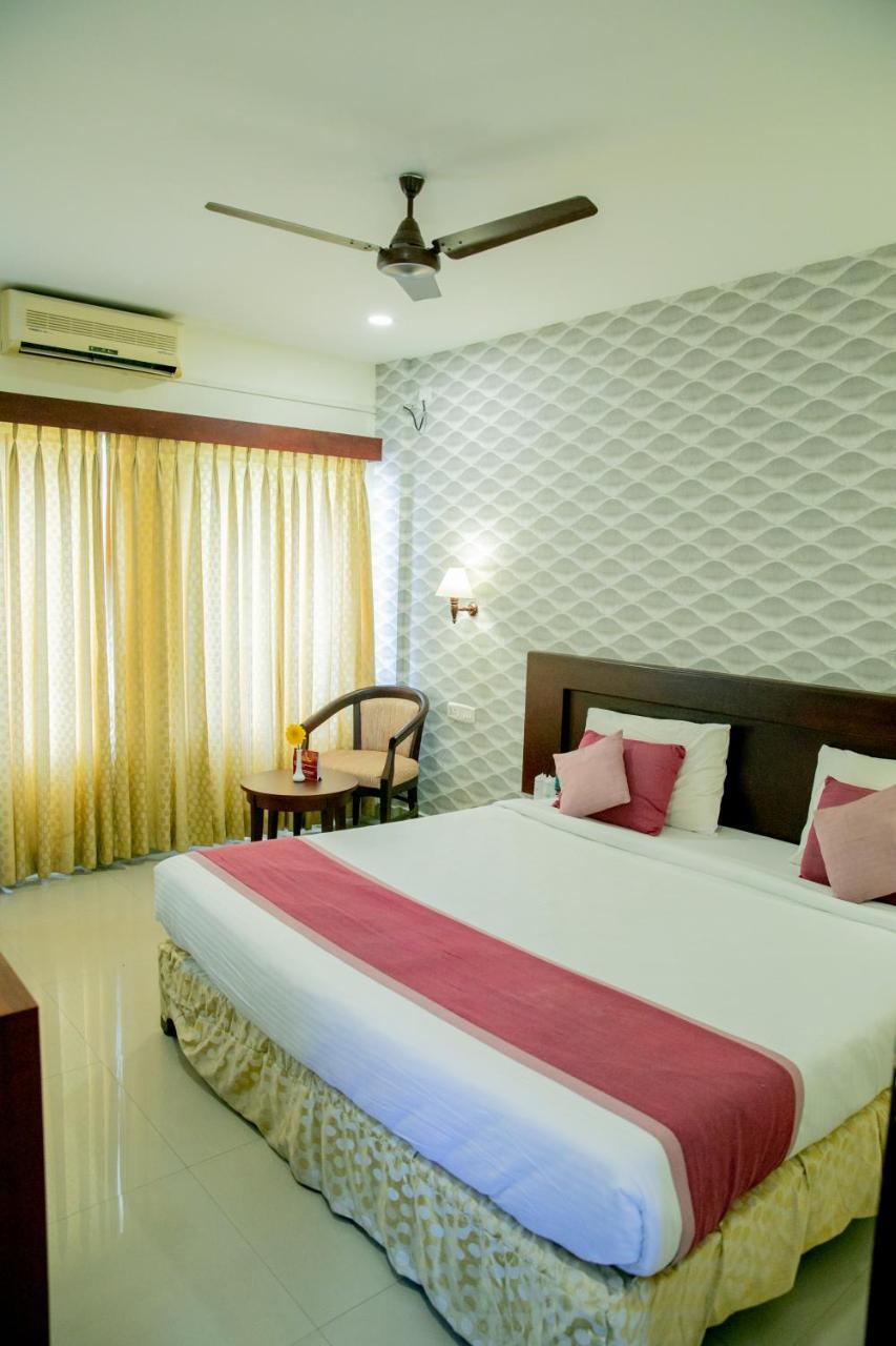 Lals Residency Hotel Adur Ngoại thất bức ảnh