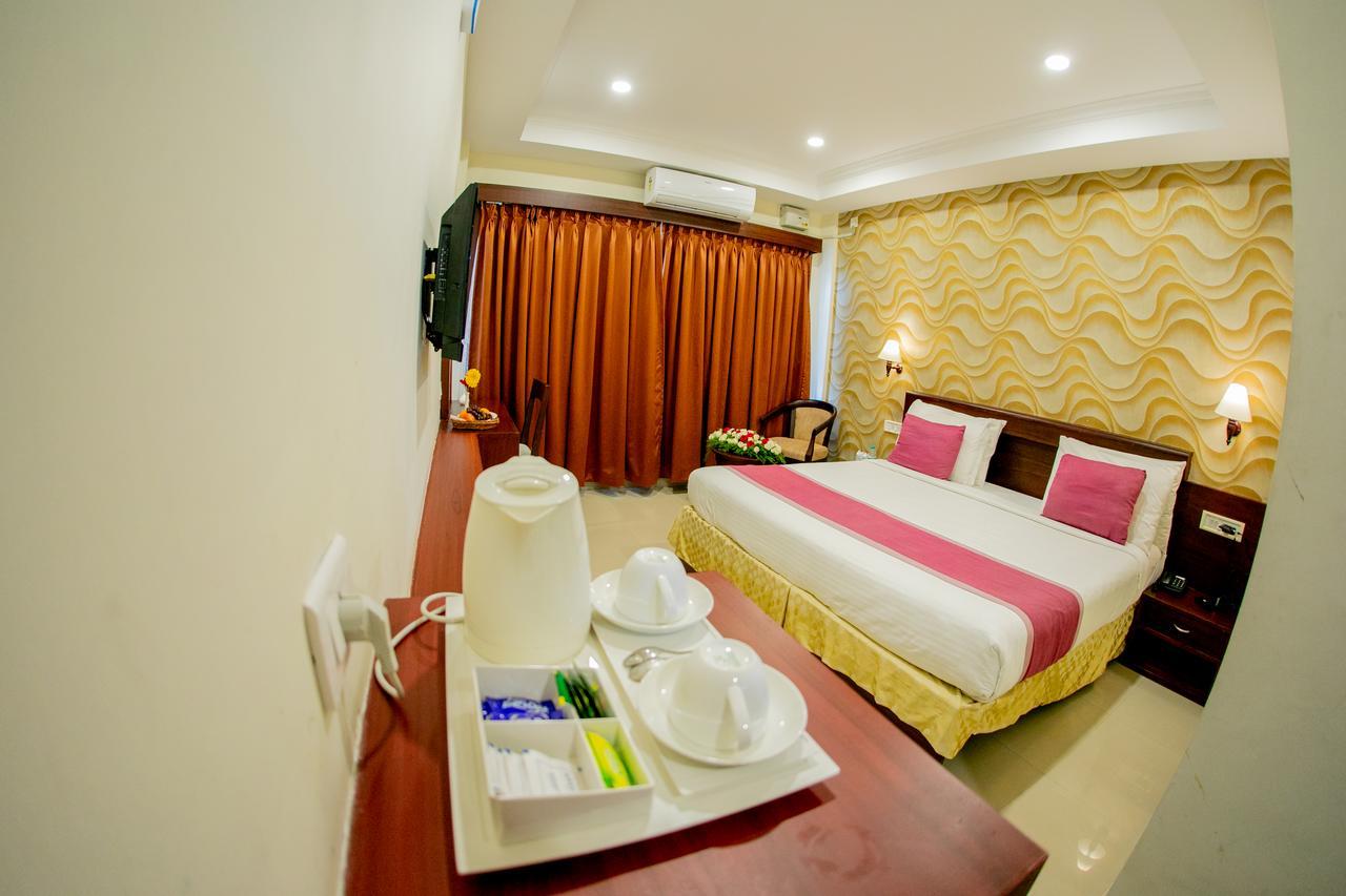 Lals Residency Hotel Adur Ngoại thất bức ảnh