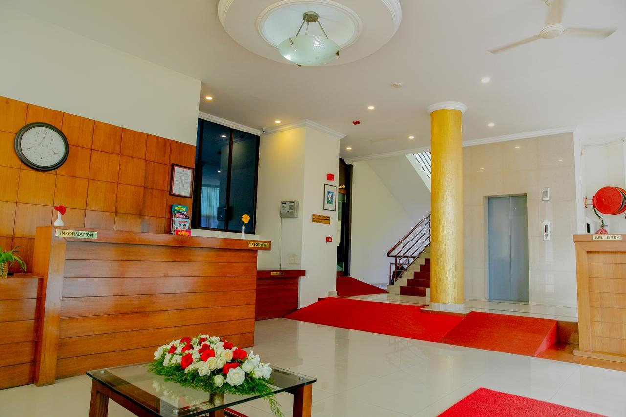 Lals Residency Hotel Adur Ngoại thất bức ảnh