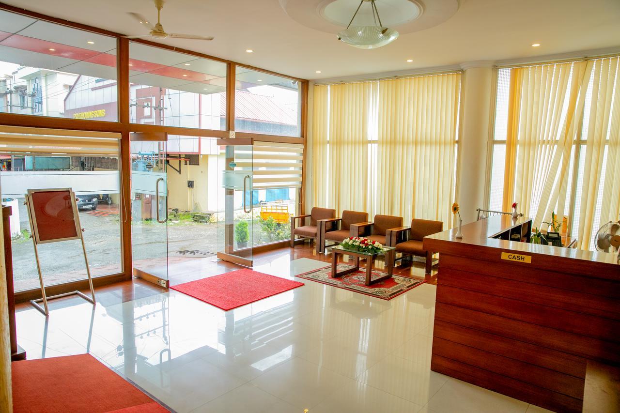 Lals Residency Hotel Adur Ngoại thất bức ảnh