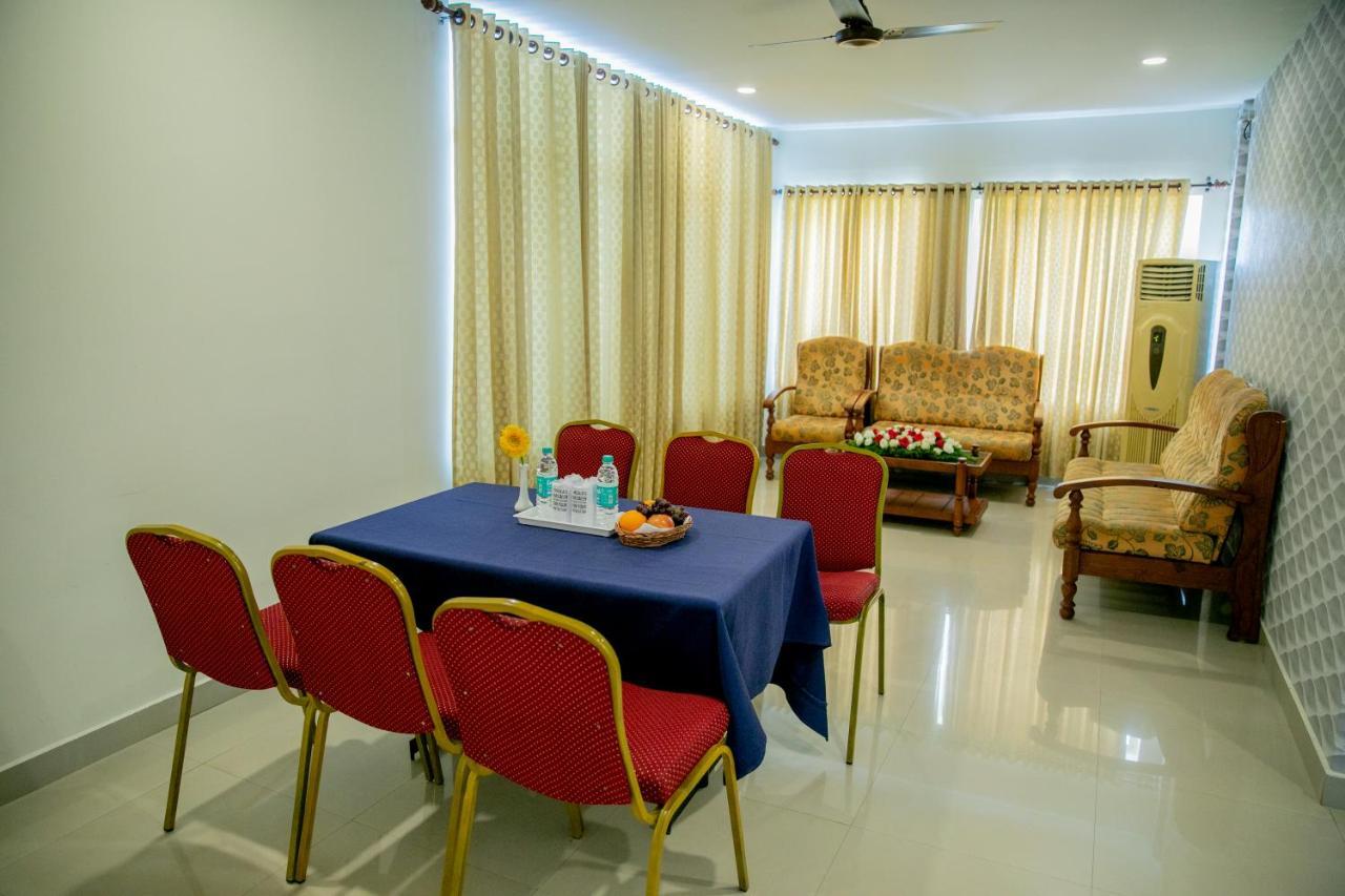 Lals Residency Hotel Adur Ngoại thất bức ảnh