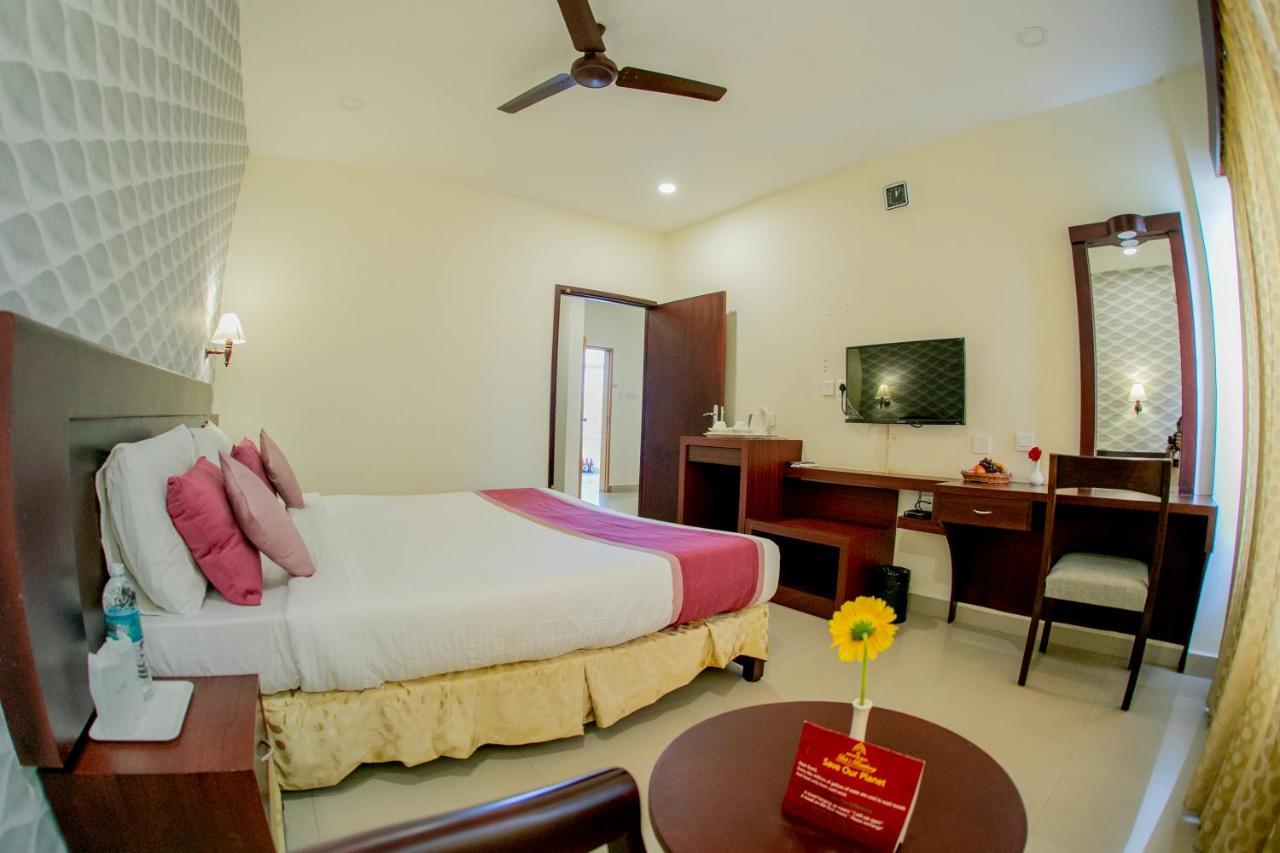 Lals Residency Hotel Adur Ngoại thất bức ảnh