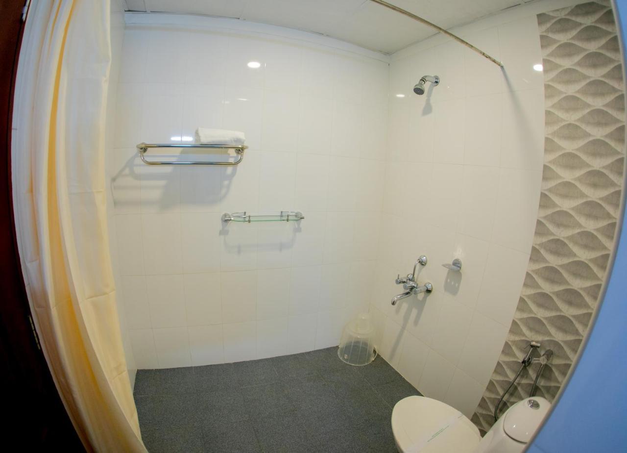 Lals Residency Hotel Adur Ngoại thất bức ảnh