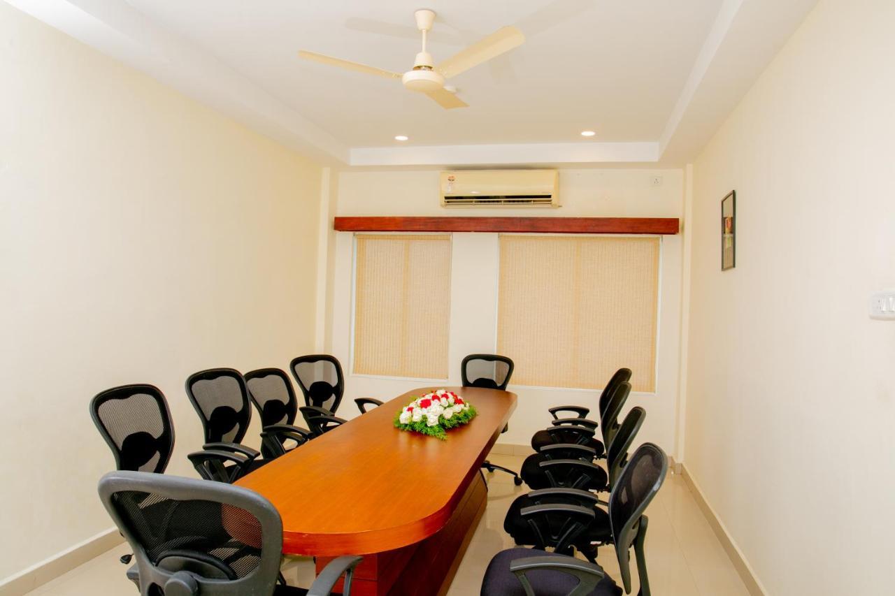 Lals Residency Hotel Adur Ngoại thất bức ảnh