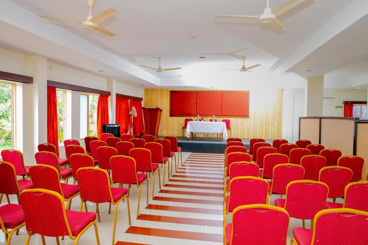 Lals Residency Hotel Adur Ngoại thất bức ảnh
