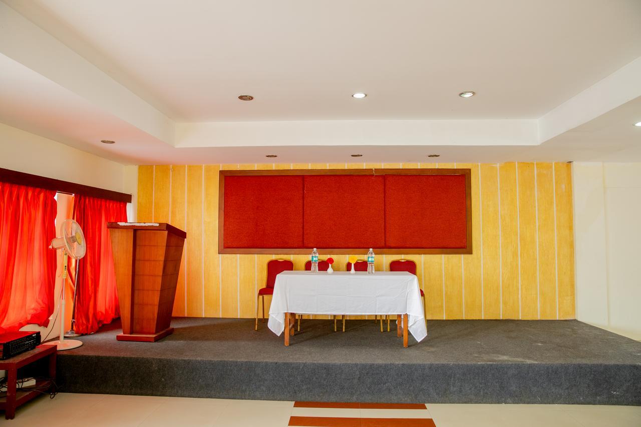 Lals Residency Hotel Adur Ngoại thất bức ảnh