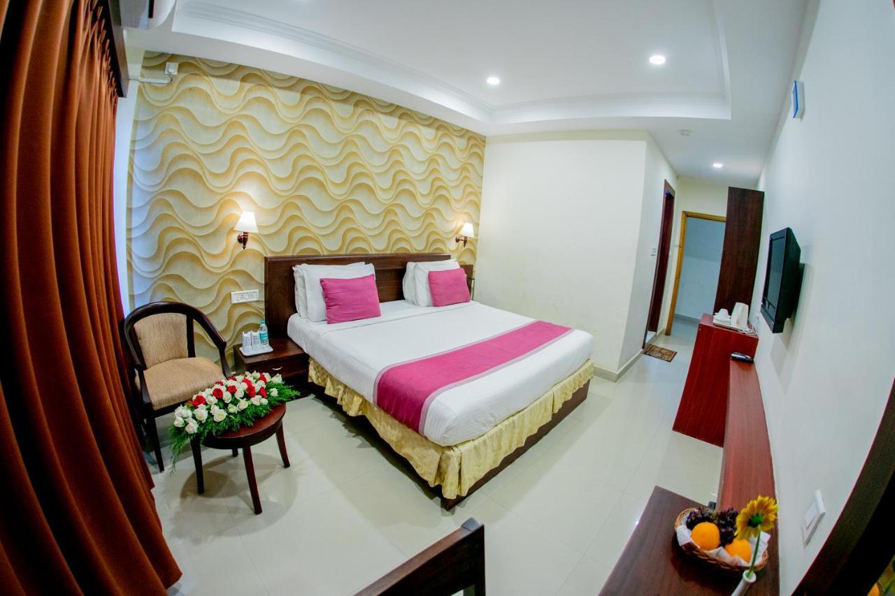 Lals Residency Hotel Adur Ngoại thất bức ảnh